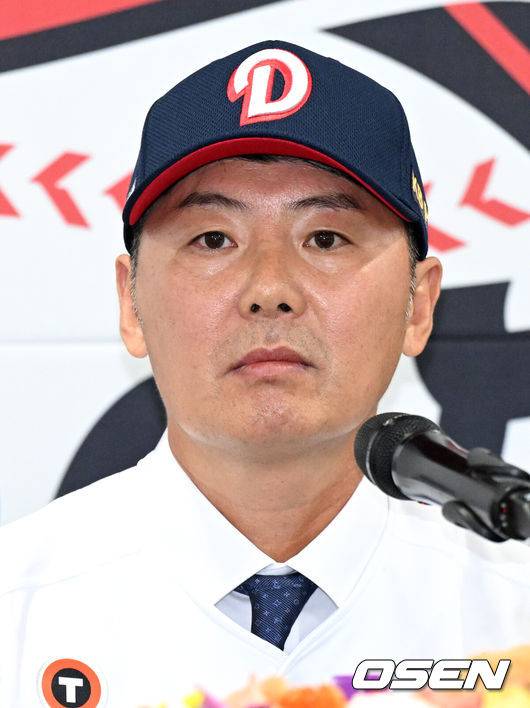 [OSEN=잠실, 이대선 기자] 23일 오후 서울 잠실야구장에서 두산 베어스 김원형 감독 취임식이 열렸다.계약 규모는 2+1년 최대 20억 원(계약금 5억, 연봉 각 5억 원)이다.김 감독은 23일&nbsp;취임식을 거쳐 29일부터 진행되는 일본 미야자키 마무리캠프로 향해 2025시즌을 복기하고 2026시즌 팀을 한 단계 업그레이드 시킬 수 있는 옥석가리기에 나설 예정이다.두산 김원형 감독이 인터뷰를 하고 있다. 2025.10.23 /sunday@osen.co.kr