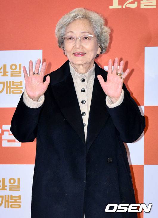 [OSEN=조은정 기자]영화 '소방관(감독 곽경택)’ VIP시사회 및 포토월 행사가 3일 오후 서울시 강남구 메가박스 코엑스에서 열렸다.2001년 홍제동 화재 참사 사건을 모티브로 제작된 '소방관'은 열악한 환경 속에서도 화재 진압과 전원 구조라는 단 하나의 목표를 가지고 투입된 소방관들의 상황을 그린 이야기다.배우 김영옥이 포즈를 취하고 있다. 2024.12.03 /cej@osen.co.kr