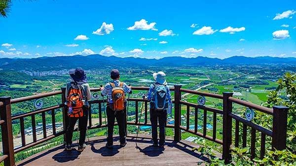 범바위 전망대, 고창고인돌휴게소가 내려다보인다.