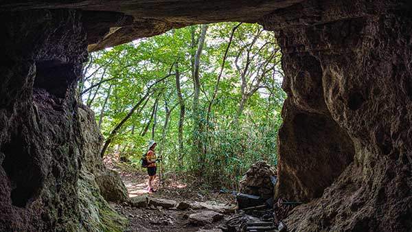 왕자가 살았다는 전설의 왕자굴은 샘이 있는 자연 동굴이다.