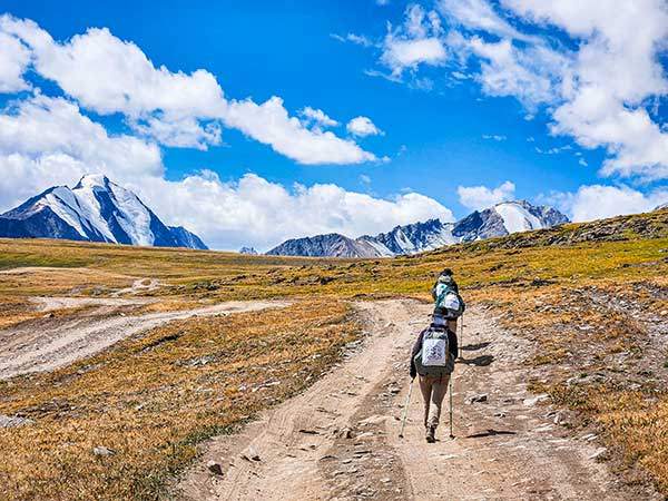 타왕복드국립공원 입구에서 베이스캠프까지 천천히 고도를 올리며 걸어가고 있다.