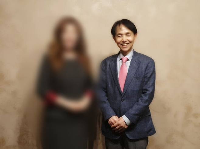 이광형 KAIST 총장이 부총장 시절 JMS 관계자와 포즈를 취하고 있다. (사진 제공 : 이해민의원실)