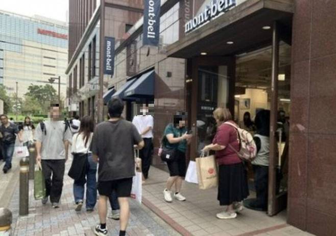 일본 토종 아웃도어 브랜드가 한국인 관광객 사이에서 폭발적인 인기를 얻으며 현지 언론의 주목을 받고 있다. 니시니혼신문 홈페이지 캡처