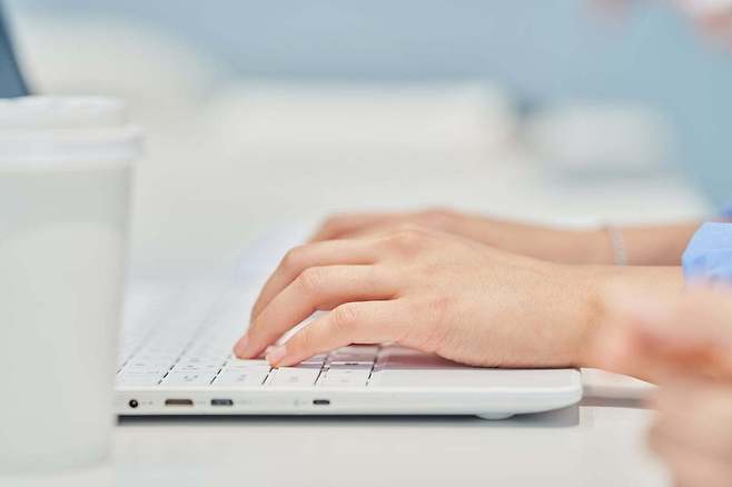 아마존은 유통 기업이 아닌 AI 기반 기술 기업으로 변모하고 있다. 이번 결정은 비용 절감 이상의 전략적 전환으로 평가된다. 게티이미지