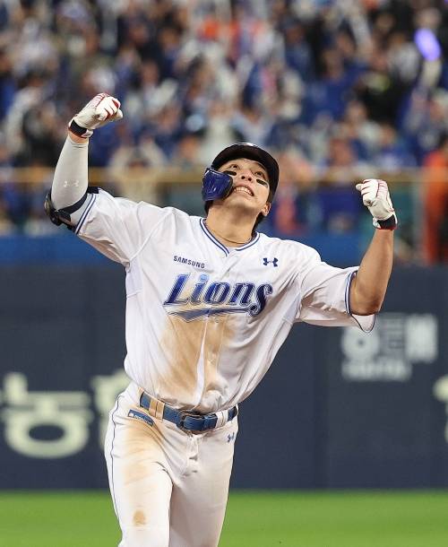 김영웅(삼성 라이온즈)이 22일 대구 삼성라이온즈파크에서 열린 2025 프로야구 KBO리그 포스트시즌 플레이오프 한화 이글스와의 4차전에서 팀이 1-4로 뒤지던 6회 말 동점 3점포를 뿜어낸 뒤 포효하고 있다. ﻿ 대구 연합뉴스