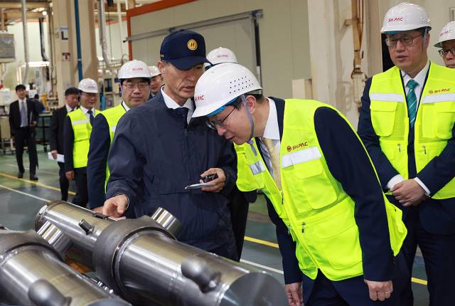 이억원(오른쪽 두 번째) 금융위원장이 부산 강서구 화전산업단지에 입주한 중견기업인 에스에이치팩에서 회사 관계자의 설명을 듣고 있다. 사진 제공=금융위