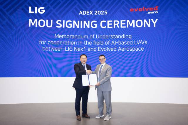 최종진(왼쪽) LIG넥스원 미래전장사업부문 부문장과 미카엘 타베니쿠 이볼브드에어로스페이스 대표이사가 23일 양해각서(MOU)을 체결한 후 기념 촬영을 하고 있다. 사진 제공=LIG넥스원