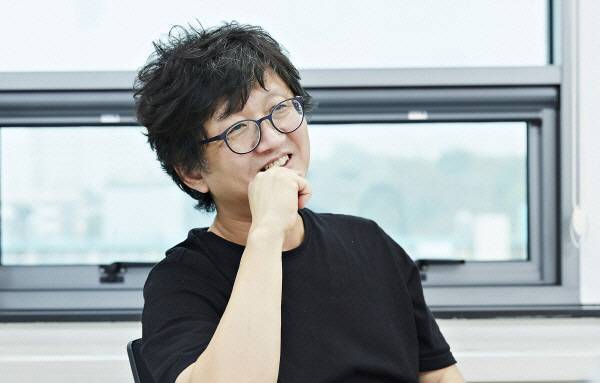 김민형 교수는 “세상은 원래 풀리지 않는 난제로 이뤄져 있다”며 “그 불확실성과 미완성이야말로 생기를 주는 것이고 그 자체가 아름답다”고 했다. 사진 제공=김영사