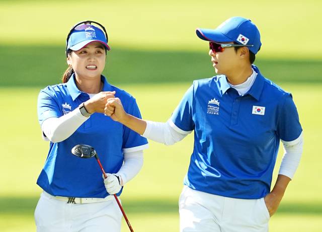 승리를 합작한 최혜진(왼쪽)과 김효주. 사진 제공=LPGA