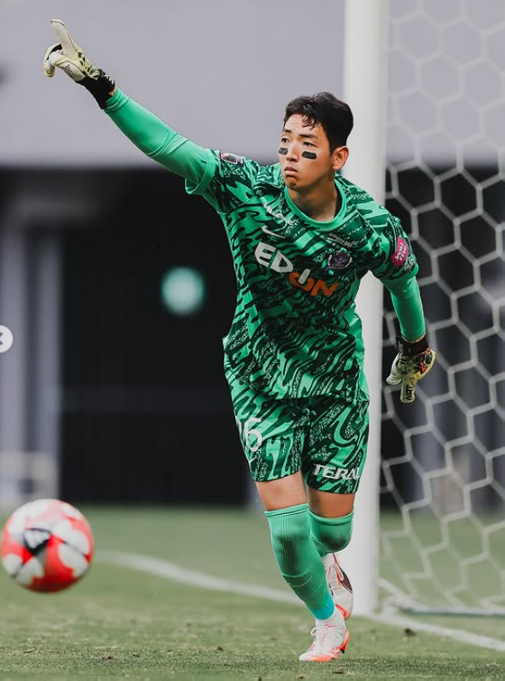 정민기는 올해 수원FC에서 히로시마로 임대이적하며 일본무대에 도전장을 내밀었다. 주전경쟁에 험로를 걷고 있지만 새로운 빌드업 플레이를 배우고 좋은 인프라를 누리는 등 종전에 해보지 못한 경험을 하고 있어 도전을 후회하지 않는다. 올해 7월 백년가약을 맺은 일본인 아내와 함께 생활하며 마음의 안정도 크게 늘었다. 사진출처│산프레체 히로시마 인스타그램