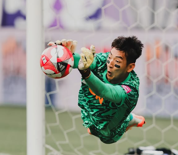 정민기는 올해 수원FC에서 히로시마로 임대이적하며 일본무대에 도전장을 내밀었다. 주전경쟁에 험로를 걷고 있지만 새로운 빌드업 플레이를 배우고 좋은 인프라를 누리는&nbsp;등 종전에 해보지 못한&nbsp;경험을 하고 있어 도전을&nbsp;후회하지 않는다. 올해 7월 백년가약을 맺은 일본인 아내와 함께 생활하며 마음의 안정도 크게 늘었다. 사진출처│산프레체 히로시마 인스타그램