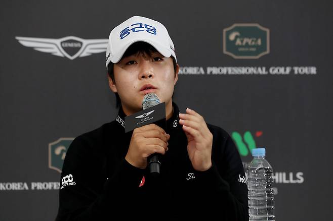 제네시스 챔피언십 1라운드를 마친 뒤 기자회견에서 취재진의 질문에 답하고 있는 김민규. 사진제공  |  KPGA