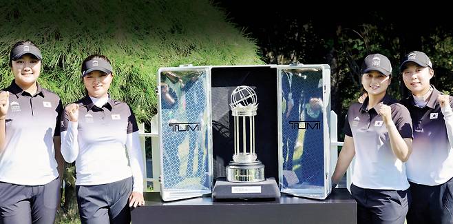 여자골프 국가대항전 ‘한화 라이프플러스 인터내셔널 크라운’에 출전하는 유해란·고진영·최혜진·김효주(왼쪽부터)가 22일 경기 고양시 뉴코리아 컨트리클럽에서 우승 트로피를 가운데 두고 포즈를 취하고 있다. 연합뉴스