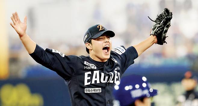 한화 문동주가 21일 대구삼성라이온즈파크에서 열린 2025 플레이오프 3차전에서 7회 말 위기를 무실점으로 넘긴 뒤 포효하고 있다. 한화이글스 제공