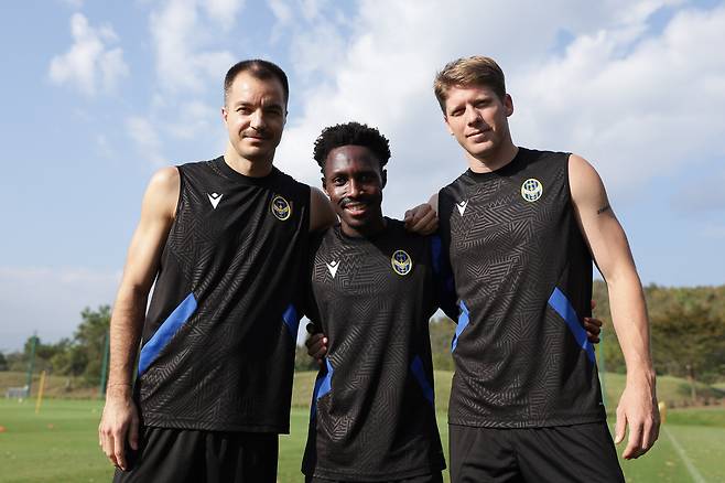 무고사와 제르소, 델브리지가 지난 1월 태국 치앙마이에서 전지 훈련 도중 기념 촬영을 하고 있다. 프로축구연맹 제공