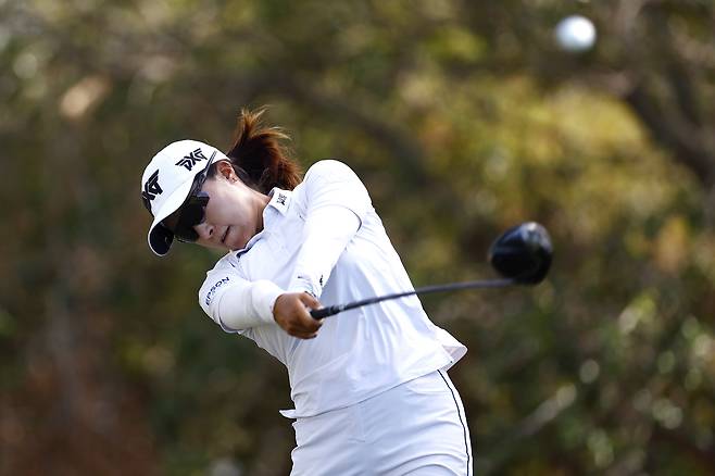 강민지가 2024년 11월 15일 LPGA 투어 ‘더 안니카 드리븐’ 1라운드 도중 5번 홀에서 티샷을 하고 있다. 게티이미지코리아