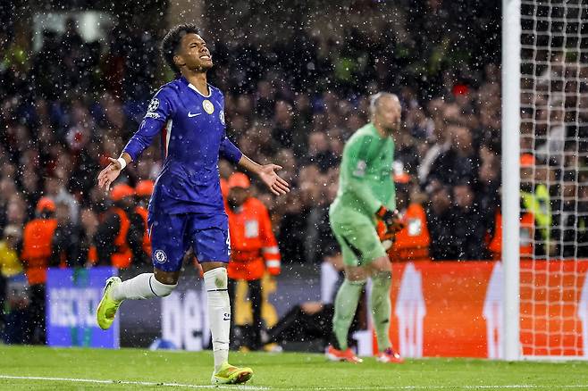 첼시의 이스테방이 23일 영국 런던에서 열린 아약스와의 유럽 챔피언스리그 홈경기에서 페널티킥으로 골을 넣은 후 기뻐하고 있다. EPA연합뉴스