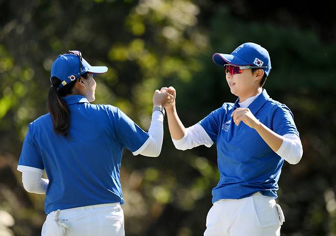 김효주(오른쪽)가 23일 경기도 고양시 뉴코리아CC에서 열린 미국여자프로골프(LPGA) 투어 국가대항전 한화 라이프플러스 인터내셔널 크라운 첫날 스웨덴과의 포볼매치 3번홀에서 버디를 잡은 뒤 최혜진과 환호하고 있다. |LPGA 제공