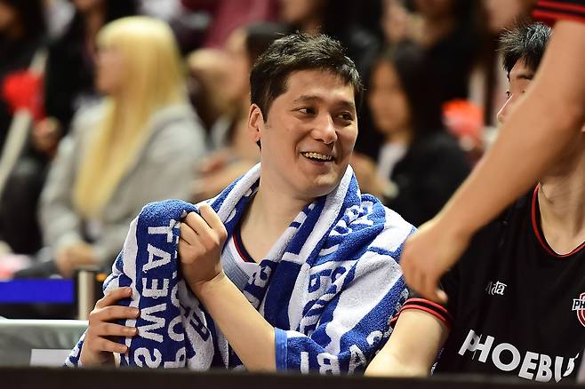 울산 현대모비스 함지훈이 23일 서울 삼성과의 원정 경기 중 벤치에서 웃고 있다. KBL 제공