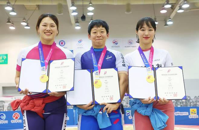 여자부 개인전에서 1위를 차지한 최다혜, 이재하, 박민지가 메달을 메고 상장을 들고 다같이 기념사진을 찍고 있다. /사진=대한씨름협회 제공