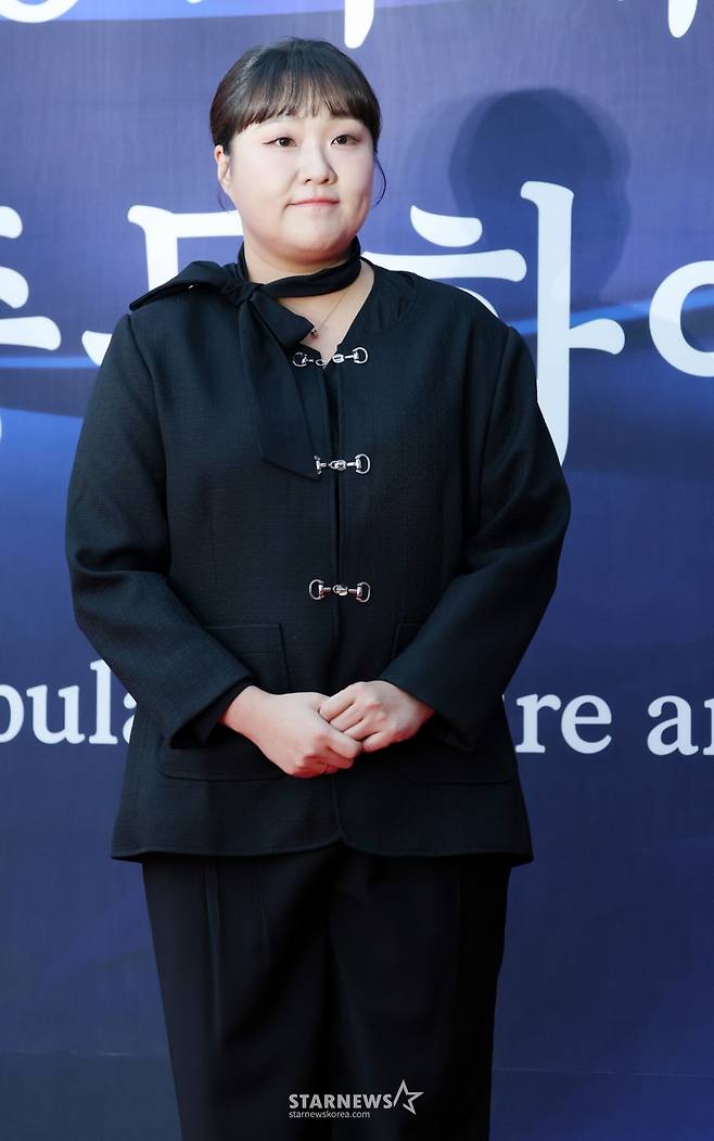 개그우먼 이수지가 23일 서울 중구 국립극장 해오름극장에서 진행된 '제16회 대한민국 대중문화예술상' 레드카펫에 참석해 포즈를 취하고 있다. /2025.10.23 /사진=김휘선 hwijpg@