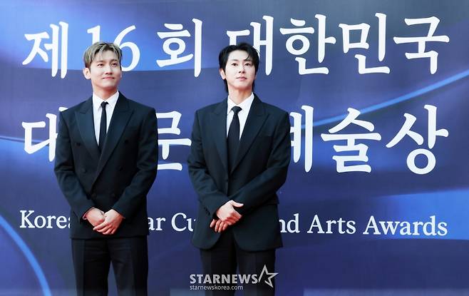 그룹 동방신기가 23일 서울 중구 국립극장 해오름극장에서 진행된 '제16회 대한민국 대중문화예술상' 레드카펫에 참석해 포즈를 취하고 있다. /2025.10.23 /사진=김휘선 hwijpg@