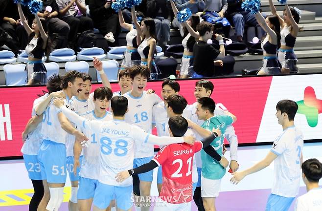 [한번에쓱]한전 3-1로 따돌리며 '승리자축하는 대한항공 선수들'