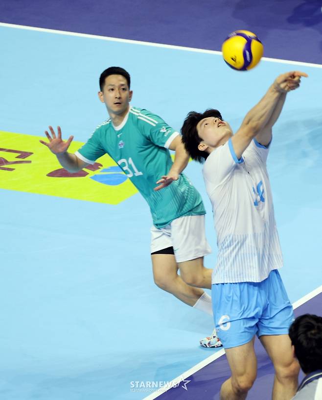 [한번에쓱]한전 3-1로 따돌리며 '승리자축하는 대한항공 선수들'