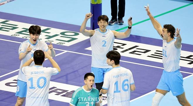 [한번에쓱]한전 3-1로 따돌리며 '승리자축하는 대한항공 선수들'