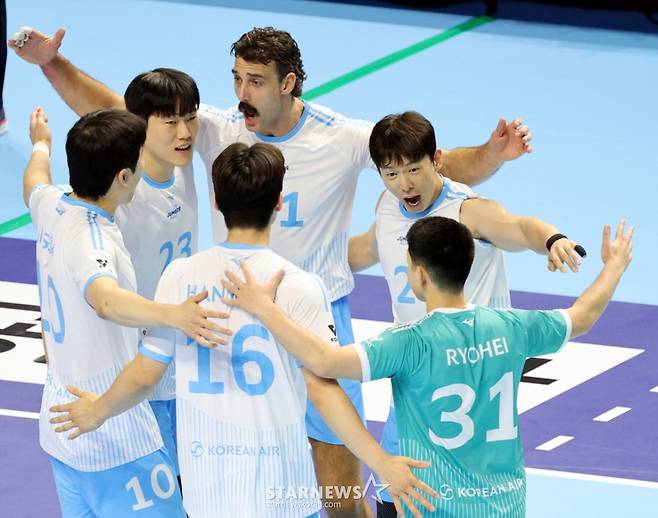 [한번에쓱]한전 3-1로 따돌리며 '승리자축하는 대한항공 선수들'