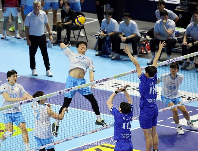 [한번에쓱]한전 3-1로 따돌리며 '승리자축하는 대한항공 선수들'