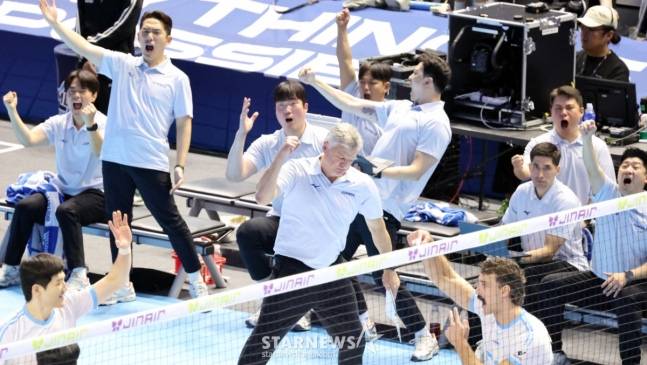 헤난 달 조토 대한항공 감독(가운데)이 23일 한국전력과 홈 개막전에서 팀 득점 후 포효하고 있다. /사진=강영조 선임기자