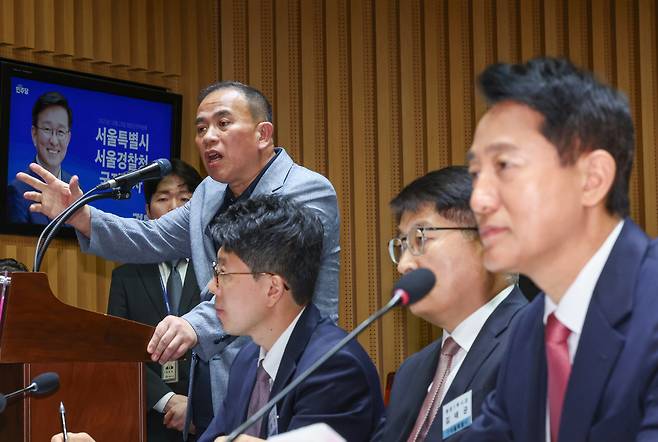 명태균 씨가 23일 서울시청에서 열린 국회 행정안전위원회 국정감사에서 의원 질의에 답하고 있다. 오른쪽은 오세훈 서울시장