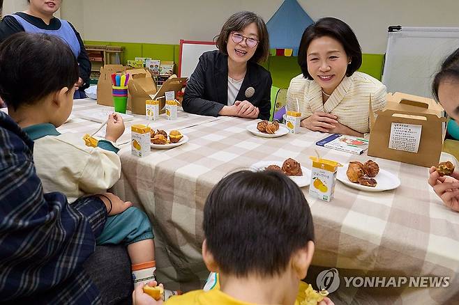김혜경 여사, 한부모 가족시설 방문 (서울=연합뉴스) 이재명 대통령 부인 김혜경 여사가 22일 경기 성남시에 위치한 한부모가족복지시설 '새롱이새남이집'을 찾아 어린이들과 시간을 보내고 있다. 2025.10.22 [대통령실 제공. 재판매 및 DB 금지] photo@yna.co.kr