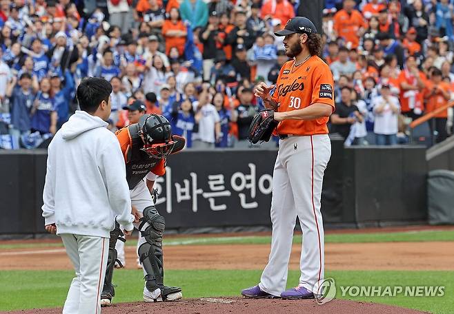 위기의 폰세 (대전=연합뉴스) 김준범 기자 = 18일 대전 한화생명 볼파크에서 열린 2025 KBO 프로야구 포스트시즌 플레이오프 1차전 삼성 라이온즈와 한화 이글스의 경기. 2회초 수비 때 3실점 한 한화 폰세가 어두운 표정을 짓고 있다. 2025.10.18 psykims@yna.co.kr