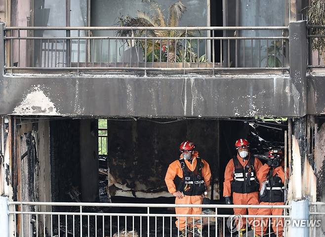 마포 아파트 화재 원인은? (서울=연합뉴스) 서명곤 기자 = 18일 서울 마포구 창전동 아파트 화재 현장에서 경찰과 소방, 관계자들이 합동감식을 하고 있다. 2025.8.18 seephoto@yna.co.kr