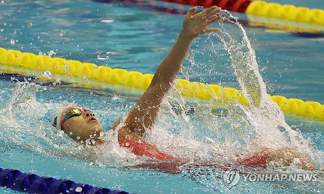 수영 여자일반부 혼계영 400ｍ 결승 배영 (부산=연합뉴스) 강선배 기자 = 23일 부산 사직종합운동장 실내수영장에서 열린 제106회 전국체육대회 수영 여자 일반부 혼계영 400ｍ에 배영주자로 나선 경북팀의 김서영(경북도청)이 역영하고 있다, 2025.10.23 sbkang@yna.co.kr