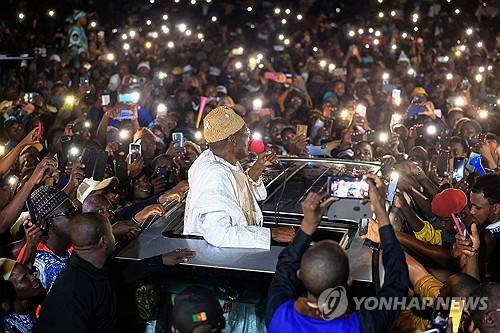 카메룬 대선 승리 주장하는 이사 치로마 바카리 야당 후보와 지지자들 [AFP 연합뉴스 자료사진. 재판매 및 DB 금지]