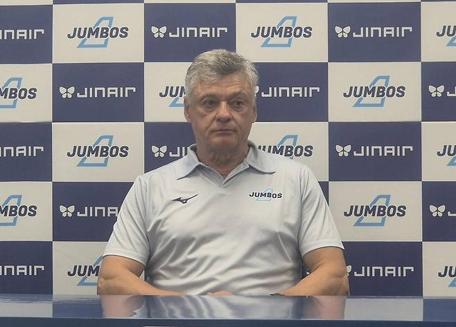 질문 듣는 대한항공 헤난 신임 감독 (인천=연합뉴스) 김경윤 기자 = 대한항공 헤난 감독이 23일 인천계양체육관에서 열리는 프로배구 V리그 남자부 한국전력과 홈 경기를 앞두고 질문을 듣고 있다. 2025.10.23. cycle@yna.co.kr