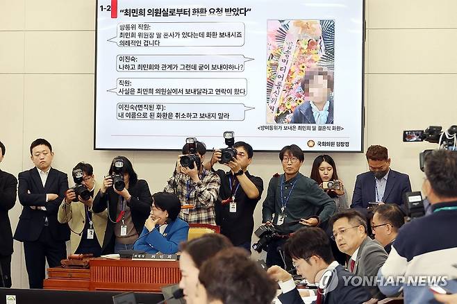 국감 기간 중 자녀 결혼식 비판하는 김장겸 의원 (서울=연합뉴스) 김주성 기자 = 23일 국회 과학기술정보방송통신위원회에서 열린 한국방송공사(KBS), 한국교육방송공사(EBS), 문화방송(MBC) 대주주 방송문화진흥회 등에 대한 국정감사에서 국민의힘 김장겸 의원이 국감 기간 중 있었던 최민희 위원장의 자녀 결혼식 문제와 관련해 질의하고 있다. 2025.10.23 utzza@yna.co.kr