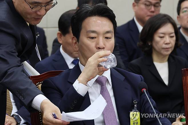 물 마시는 박장범 KBS 사장 (서울=연합뉴스) 김주성 기자 = 박장범 KBS 사장이 23일 국회 과학기술정보방송통신위원회에서 열린 한국방송공사(KBS), 한국교육방송공사(EBS), 문화방송(MBC) 대주주 방송문화진흥회 등에 대한 국정감사에서 답변을 준비하며 물을 마시고 있다. 2025.10.23 utzza@yna.co.kr