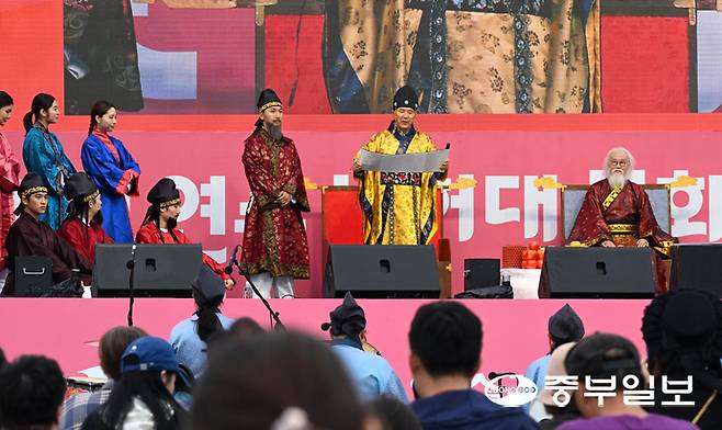 지난 18일 인천 연수구 송도달빛축제공원에서 제13회 능허대문화축제 일환으로 진행된 '백제사신 퍼레이드'에서 이재호 연수구청장이 교지 반포식을 하고 있다. 정선식 기자
