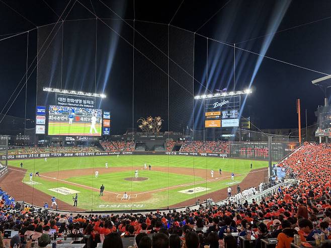 24일 대전 한화생명볼파크에서 열린 2025 KBO 프로야구 포스트시즌 플레이오프 5차전 삼성 라이온즈와 한화 이글스의 경기를 관람하며 관중들이 응원전을 펼치고 있다.(사진=심효준 기자)