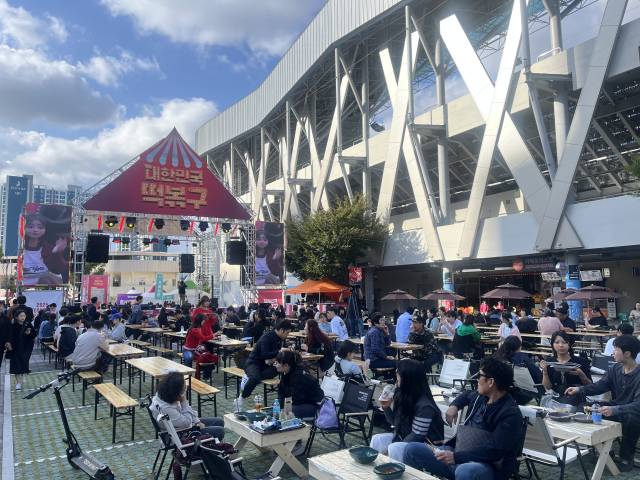 24일 오후 북구 떡볶이 페스티벌을 찾은 이들이 iM뱅크파크 일대를 가득 채웠다. 정두나 기자.