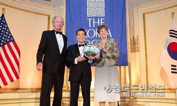 장인화 포스코그룹 회장(가운데)이 지난 23일 '밴 플리트상'을 수상한 뒤 관계자들과 기념촬영을 하고 있다. 사진=포스코 제공