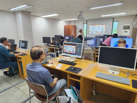 LG메트로시티 컴퓨터 교육장에서 포토샵 수업을 하고 있다.