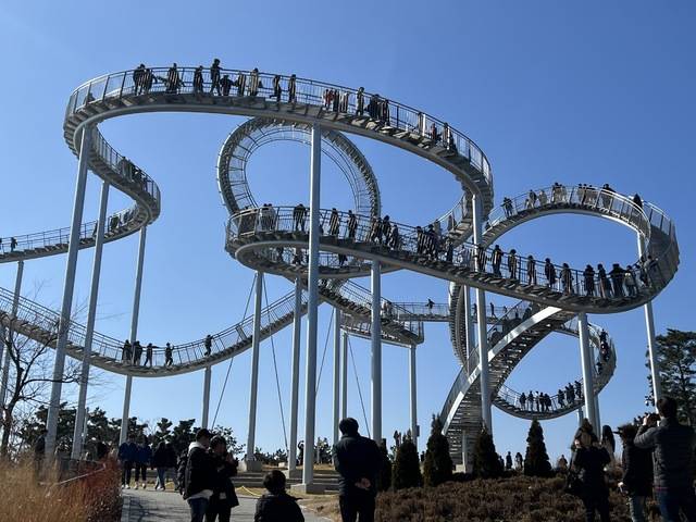 포항 환호공원에 설치된 국내 최대 체험형 조형물 스페이스 워크. 포항시 제공