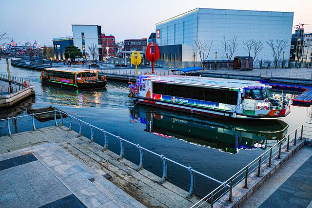 포항운하 구간을 운항하고 있는 포항크루즈. 포항시 제공