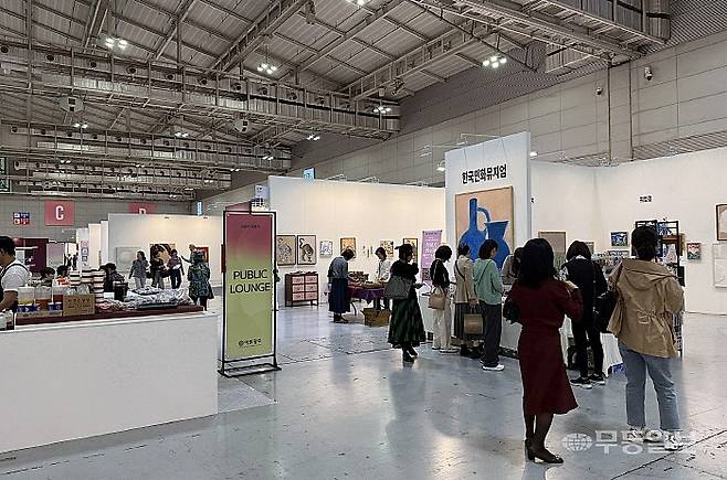평일 점심 시간 직후임에도 불구하고 많은 방문객들이 아트광주의 부스를 둘러보고 있다.김혜진기자 hj@mdilbo.com