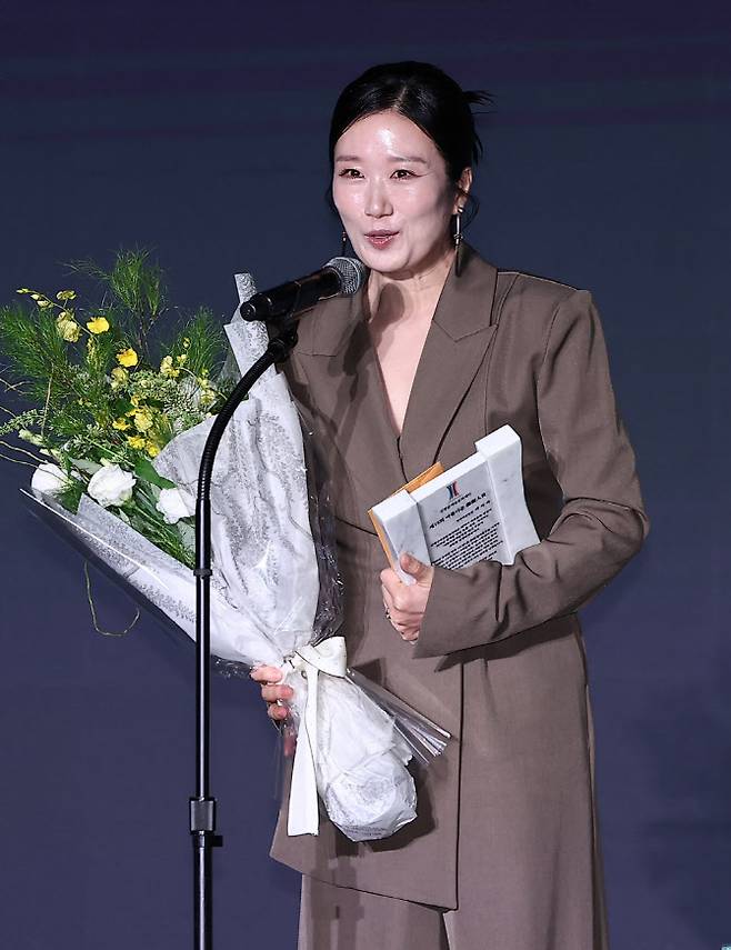 배우 곽지숙이 23일 서울 강덕구 고덕동 스테이지28에서 열린 제15회 아름다운예술인상 시상식에서 연극예술인 부문을 수상한 후 소감을 말하고 있다. (사진=뉴스1)